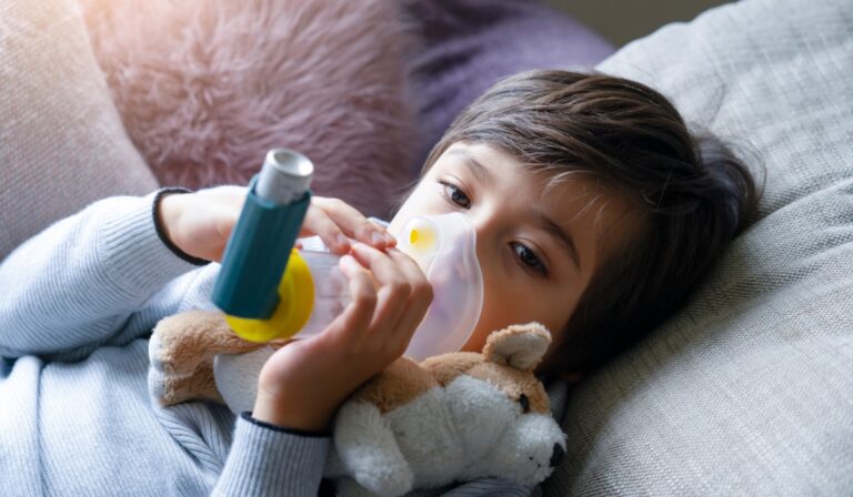 Niño usando cámara de inhalación